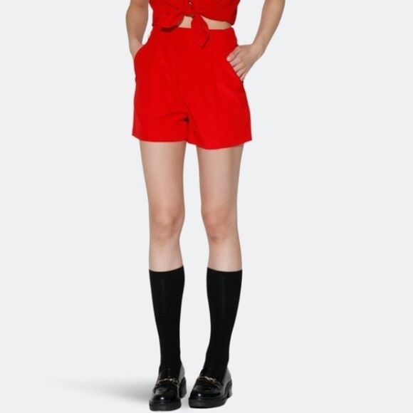 NWT Walter Baker Crepe Pleated High Waisted Shorts in Red - Picture 1 of 7